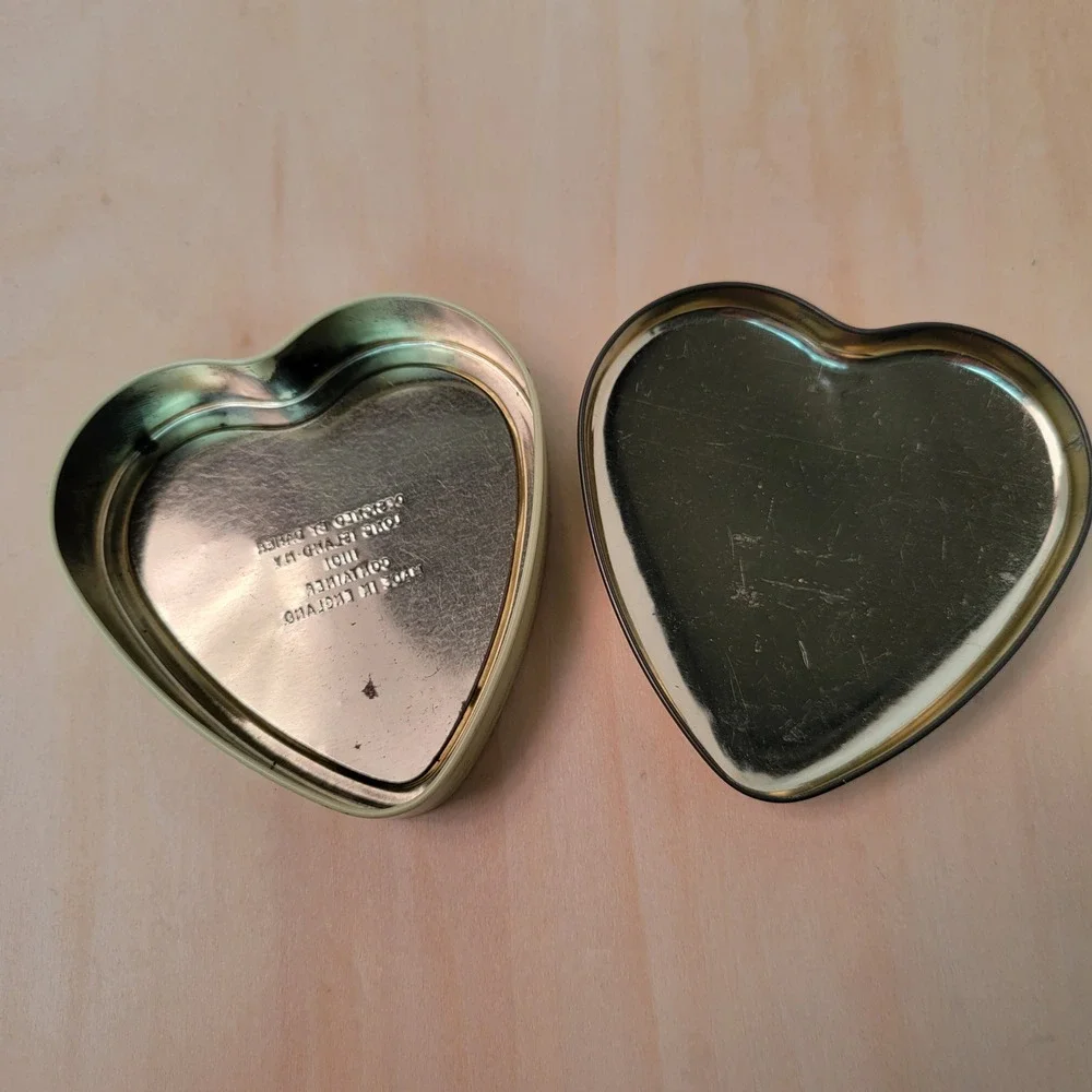Vintage Heart Shaped Tin Box Roses Designed by Davies Long‎ Island NY England